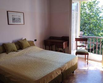 Suite with Kitchen in Villa with great Park - Lake Varese - Varese - Schlafzimmer