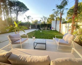 White Beach Villa 1 - Luxury - Velipojë - Innenhof