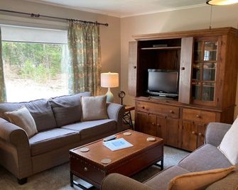 Harbor House Cottage located in the heart of Ephraim! - Ephraim - Living room