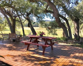 Secluded Ranch Cabin between Garner and Lost Maples - Utopia - Patio