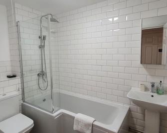 Garland Modern Apartment Tilbury with Parking - Tilbury - Baño