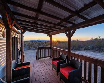 Starry Skies Glamping w/ EV Charger, Stargazing, Hiking - Amargosa Valley - Balcony