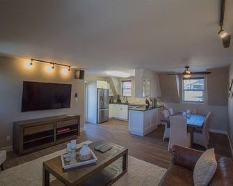 Beautiful Home at Lake Cowichan Marina. - Lake Cowichan - Living room