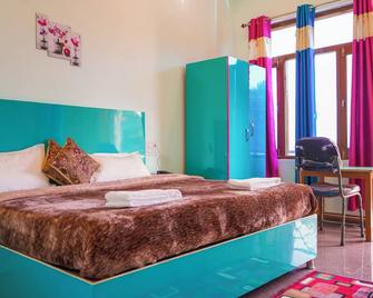 Radha Gopal Royal Resort - Kausani - Bedroom