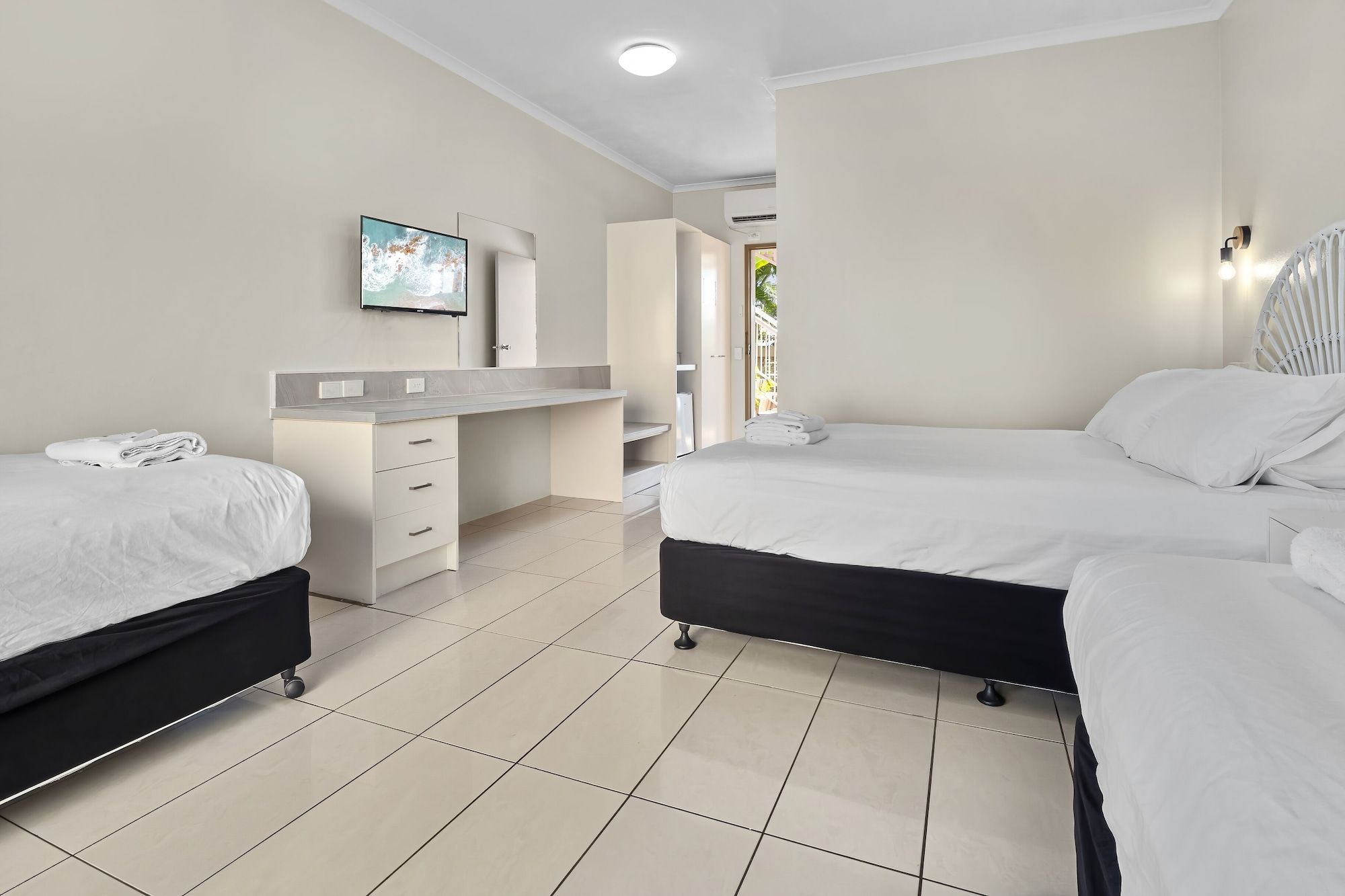 Hotel Tropiq - Cairns - Bedroom