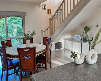 Oceanview 4B2B Two-story House with Big Balcony! - Frankston South - Dining room