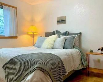 Lovely Condo Across from Downtown w/ Mountain View - Juneau - Bedroom