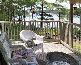 Lakefront Living in a Sunset Cove with kayaks - Shelburne - Балкон