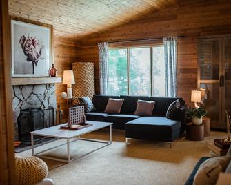 Northridge Inn & Resort - Sundridge - Living room