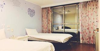 Easy Inn International Hostel - Kota Tainan - Kamar Tidur