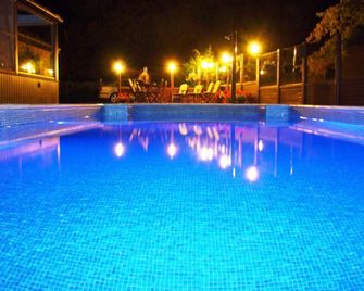 B&B Woodside - ברוג' - בריכה