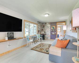 Houghton Lake Cottage w/ Patio: Walk to Waterfront - Houghton Lake - Huiskamer