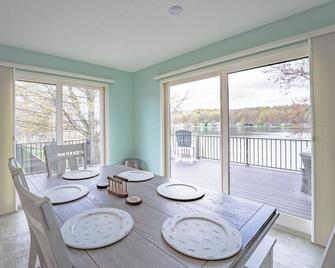 Beautiful 3-bedroom lake house with hot-tub, AC, WiFi in Hart, 8 mi from Dunes - Hart - Dining room