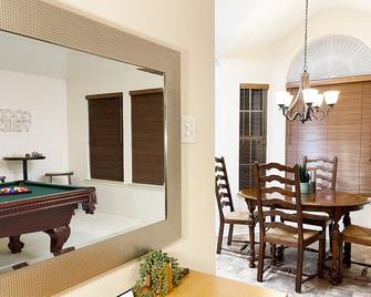 This is it! Hot Tub + Pool Table + Pac-Man FUN! - Allen - Dining room