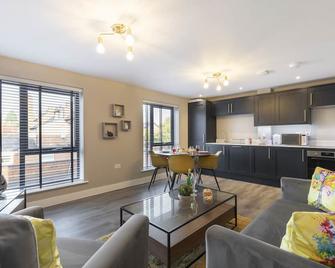 Elliot Oliver - Luxurious Two Bedroom Apartment With Parking - Gloucester - Living room