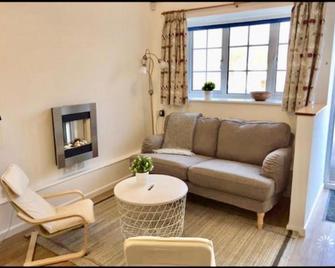 Great price, lovely comfy flat.2 mins from the sea - Lyme Regis - Living room