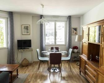 Queyries - 2 chambres avec ascenseur et Parking / - Bordeaux - Dining room