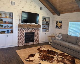 Charming 2-bedroom farmhouse in awesome Sulphur Springs, Texas - Sulphur Springs - Sala de estar
