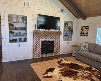 Charming 2-bedroom farmhouse in awesome Sulphur Springs, Texas - Sulphur Springs - Wohnzimmer