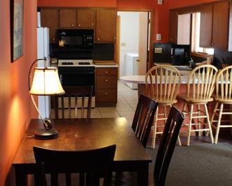 6 Bedroom Cottage Retreat with Conneaut Creek access - Kingsville - Kitchen