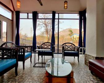 Lakeside Boheme Inn - Khopoli - Olohuone