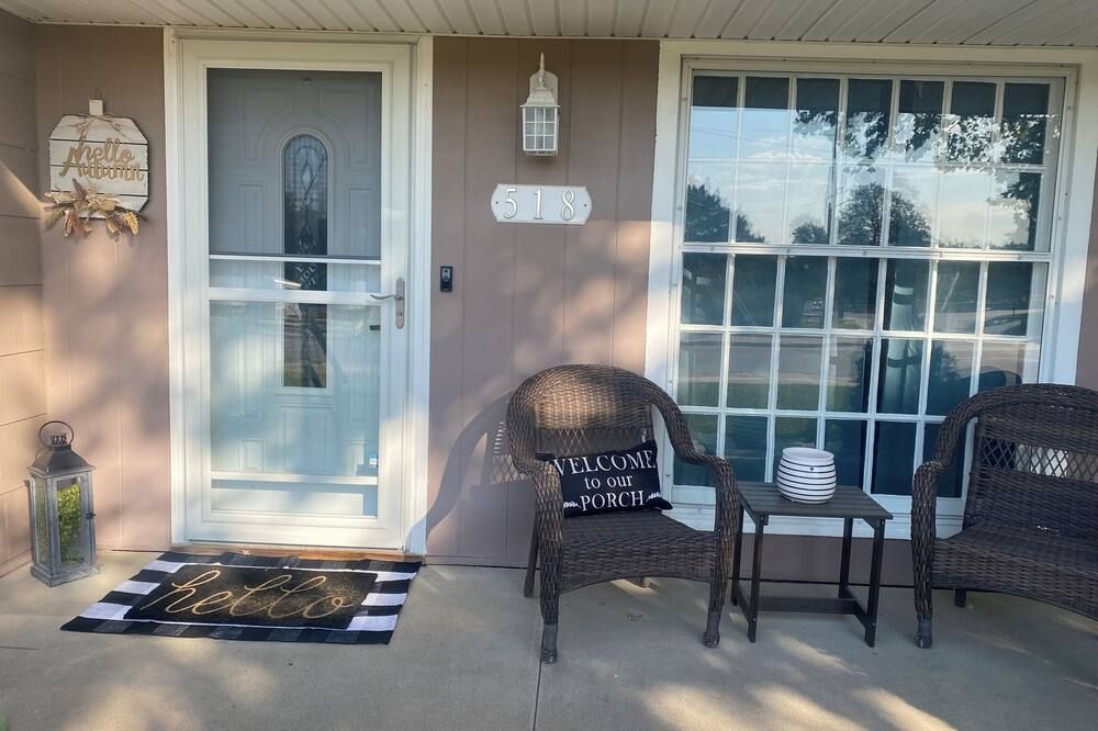 Cozy 2-Bedroom Home Near Mcpherson College/Park With Huge Yard- No Cleaning Fees - McPherson - Terasa