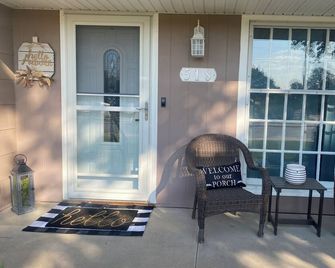 Cozy 2-Bedroom Home Near Mcpherson College/Park With Huge Yard- No Cleaning Fees - McPherson - Terasa