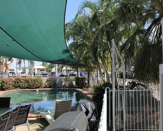 Colonial Rose Motel - טאונסוויל - בריכה