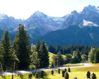Lovingly furnished 3-star apartment in Wallgau. - Wallgau - Outdoor view