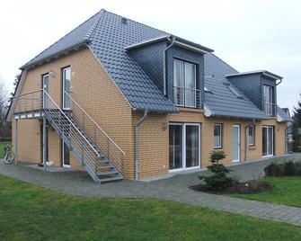 'Dömitzow Fortress': Apartment for up to 3 guests (with extra bed) & pets - Süderholz - Edificio