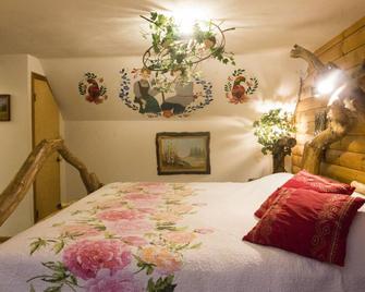 Russian and South African room in cabin surrounded by state forest - Spencer - Habitación