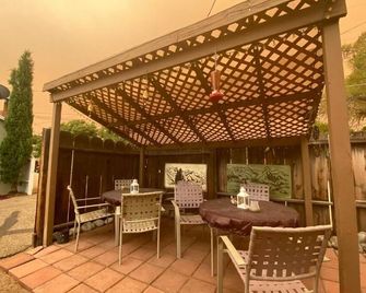 Independence Courthouse Motel - Independence - פטיו