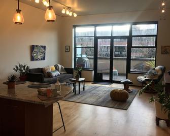 Serenity Pearl: West-Facing private terrace, garden, Roomba, Roku TV, parking - Portland - Sala de estar