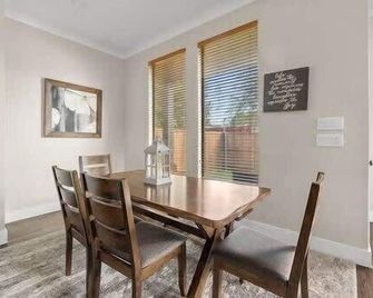 Trinity Groves Retreat - Large Modern 5 Br Home - Dallas - Eetruimte