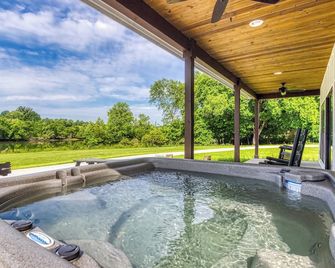 Lazy River Cabin, River Front, Hot Tub, Wifi, 560 in Free Attraction Tickets Each Paid Day! - Kodak - Terasa