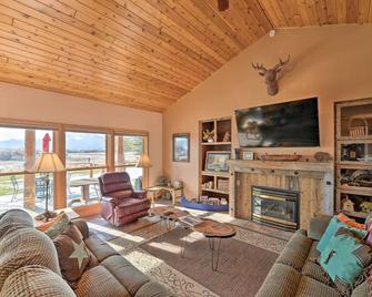 Cabin with Lake Views, 20 Mi to West Yellowstone - Island Park - Pokój dzienny