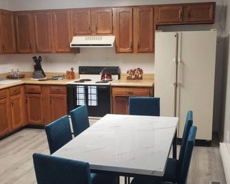 Charming 3-bedroom house with WiFi, AC& heat in peaceful Reedville - Reedville - Cocina