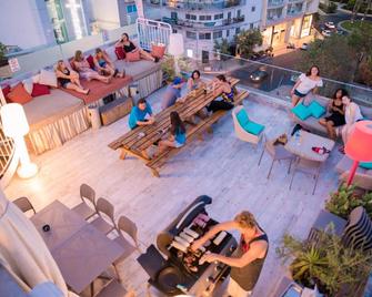 Marco Polo Party Hostel - St. Julian's - Balcony