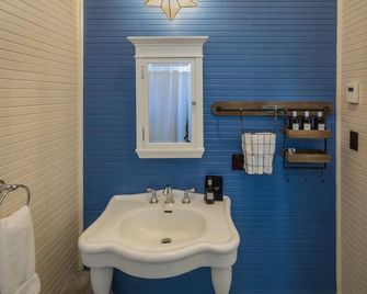 Mccloud River Mercantile Hotel - McCloud