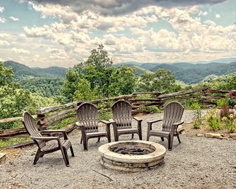 Beautiful, Luxury Cabin with Out-Door Hot Tub near Lake Burton in Northern Georgia - Clayton - Binnenhof