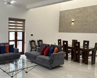 Bolgoda Lake Villa - Moratuwa - Living room