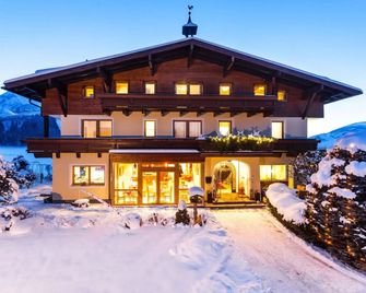 Simone's Platzerl - inklusive täglichem freien Eintritt Tauern Spa - nur 5 Gehminuten, Sommerkarte, privatem Garten mit Schwimmteich, Grill und Saunabereich - Kaprun - Gebäude