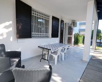 Ground floor villa with garden and comfortable patio by the sea - Lido delle Nazioni - Patio