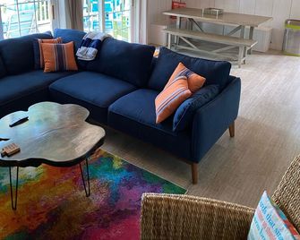 Beach front! fenced yard, dogs welcome, central air, fire pit, 3 kayaks, hot tub - East Falmouth - Living room