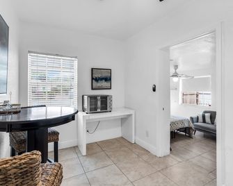 Queen Studio W/ Kitchen, Wifi, Tv & Workspace - Miami