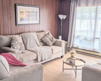 Cozy Lakefront Cottage in Lakefield with Bunkie - Lakefield - Living room
