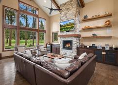 Beautiful Golf Course Retreat! Game Room, Hot Tub, Fire Pit, Ping Pong & Wifi - Roslyn - Pokój dzienny