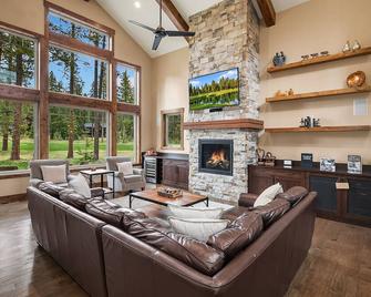 Beautiful Golf Course Retreat! Game Room, Hot Tub, Fire Pit, Ping Pong & Wifi - Roslyn - Living room