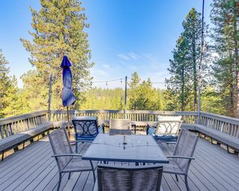 Ping-Pong & Private Hot Tub: Family Cabin in Bend! - Bend - Balcony