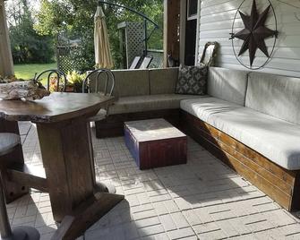 2 bedroom small cottage 1 minute to beach OPTIONAL bunkie with queen bed - Bluewater - Patio
